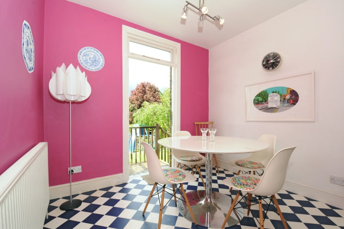 parets de color rosa a l’interior de la cuina