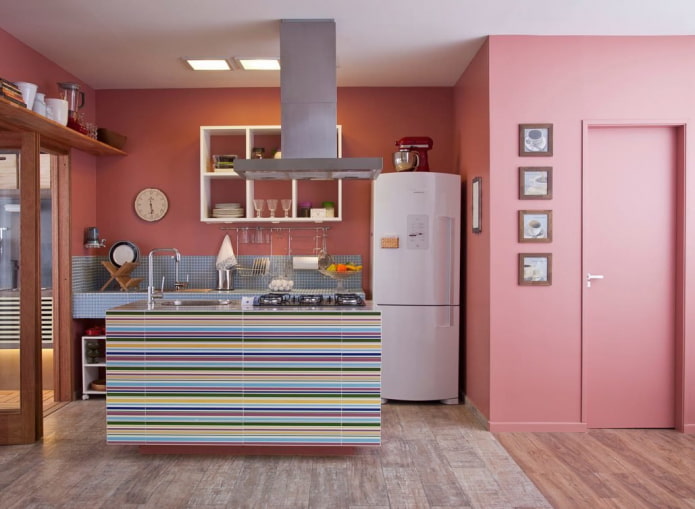 rozā sienas virtuves interjerā