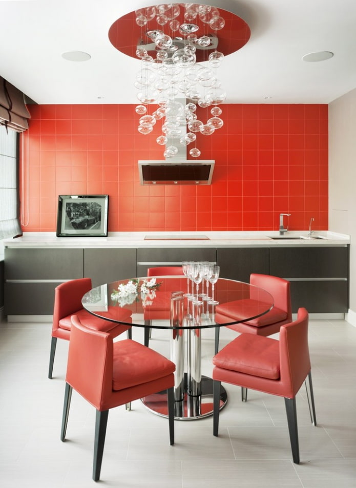 raudonos sienos virtuvės interjere