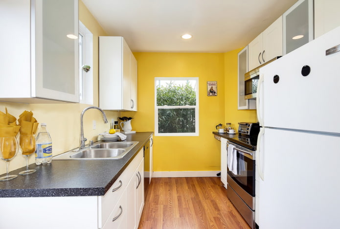 gelbe Wände im Inneren der Küche