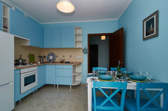 blå vægge i det indre af køkkenet
