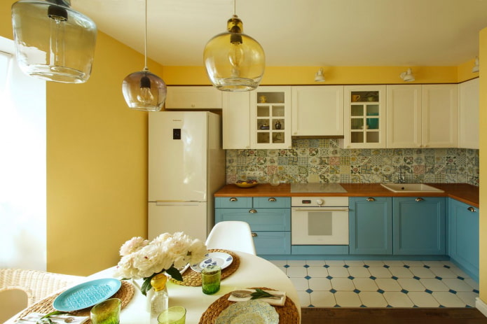 geltonos sienos virtuvės interjere