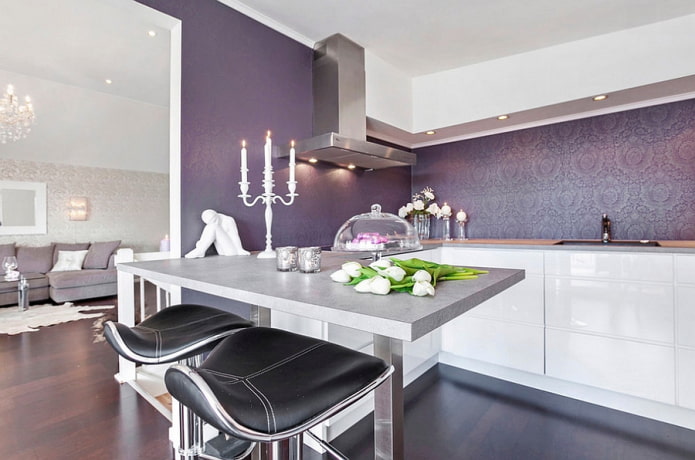 fialové stěny v interiéru kuchyně