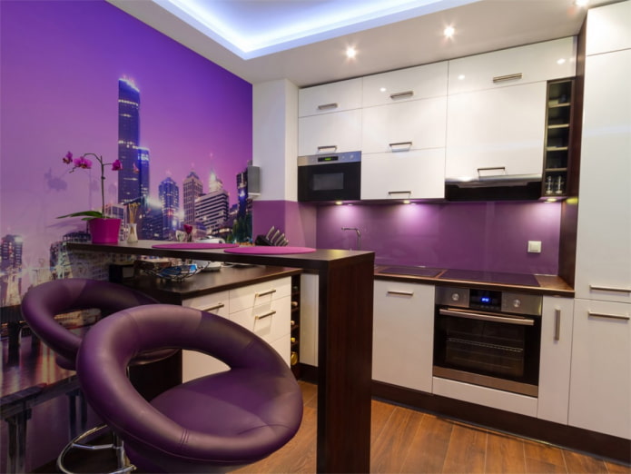 purpura sienas virtuves interjerā