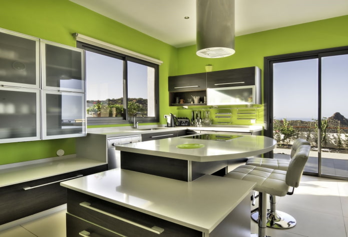 zaļas sienas virtuves interjerā