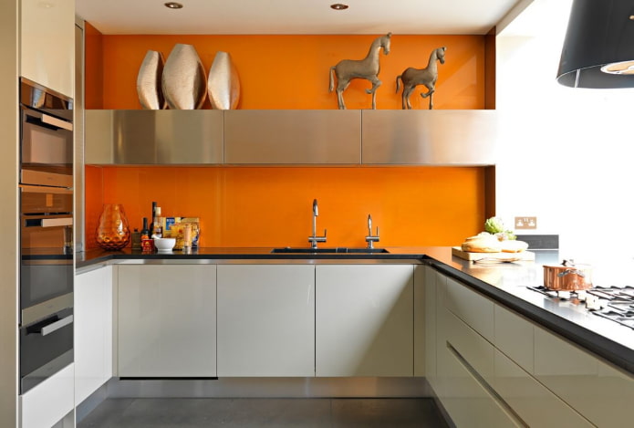 oranžinės sienos virtuvės interjere