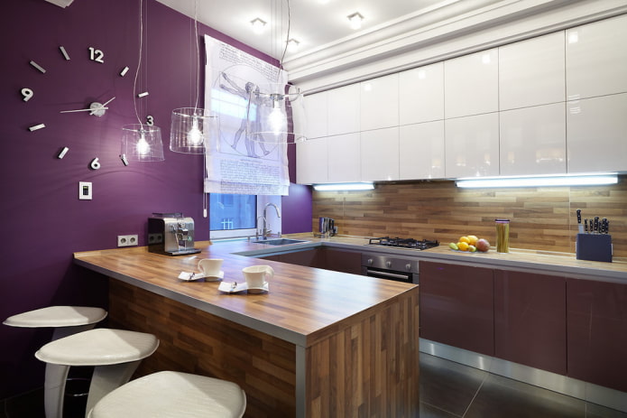 pereți purpurii în interiorul bucătăriei