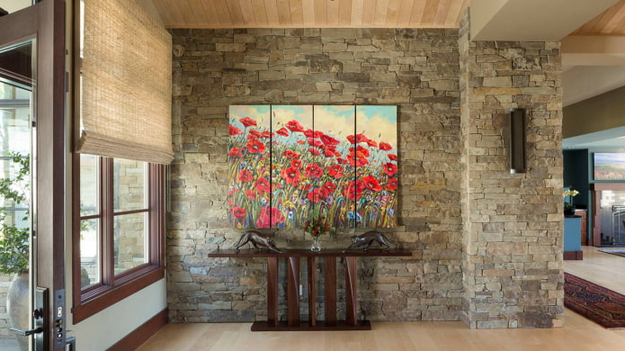obrázek s květinami v interiéru chodby