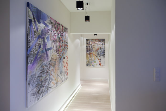 peintures abstraites à l'intérieur du couloir