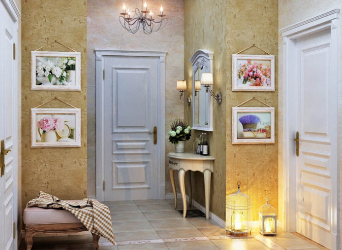 dipinti nel corridoio in stile provenzale