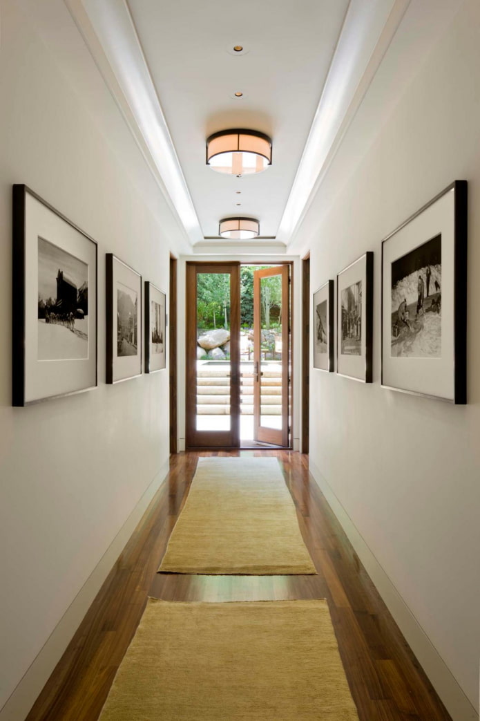 malerier i en lang korridor