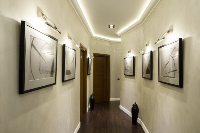 baggrundsbelyste malerier i det indre af korridoren