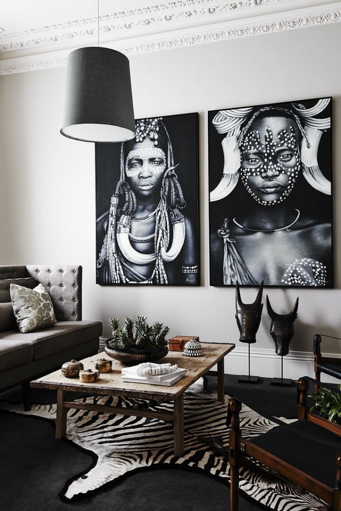 juodai balti paveikslai ant sienos gyvenamajame kambaryje