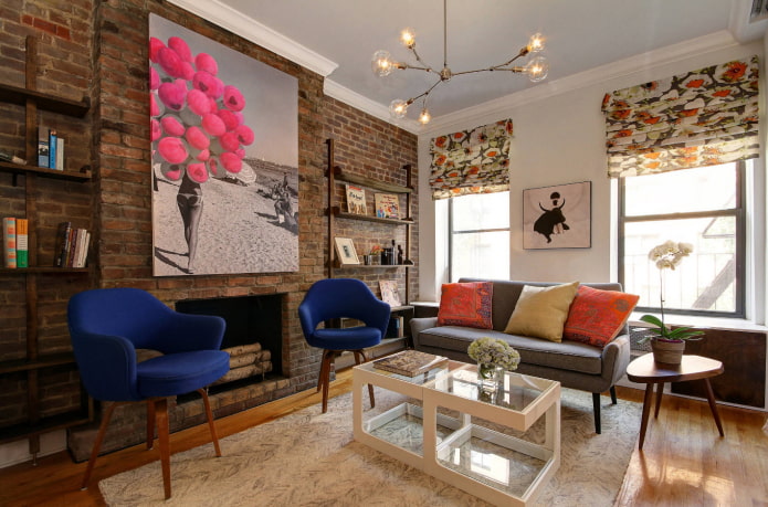 malba na zdi v obývacím pokoji ve stylu podkroví