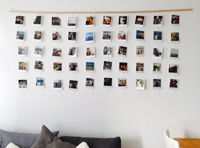 „Polaroid“ nuotraukos ant sienos interjere
