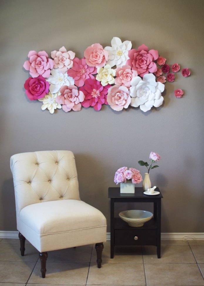 papierowe kwiaty na ścianie we wnętrzu