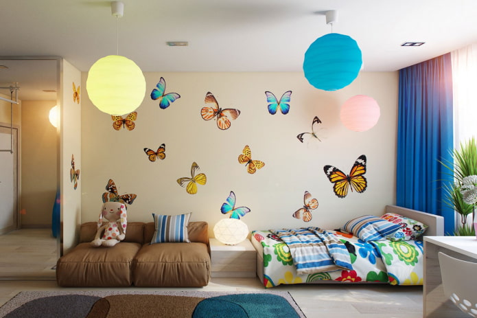 motýle na stene v interiéri