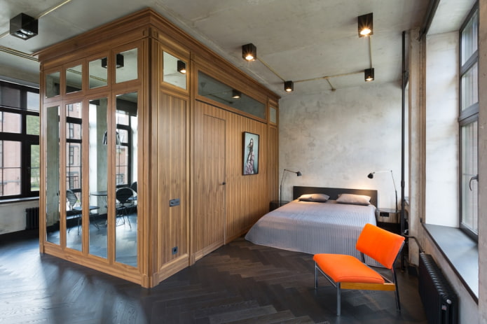armoire sous la forme d'une cloison à l'intérieur dans le style loft