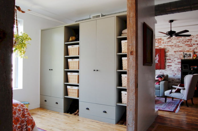 armoire sous la forme d'une cloison à l'intérieur dans le style loft