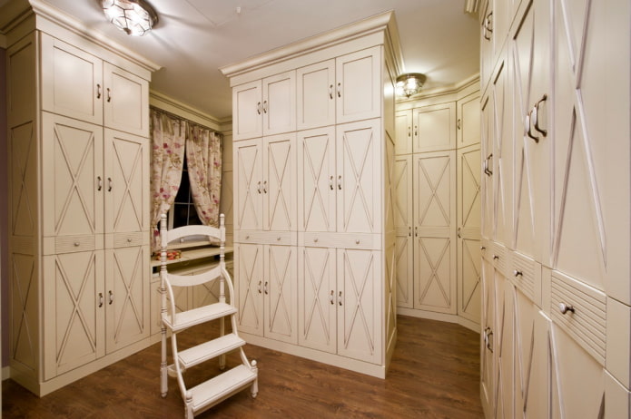 armoire sous forme de cloison à l'intérieur dans le style provençal
