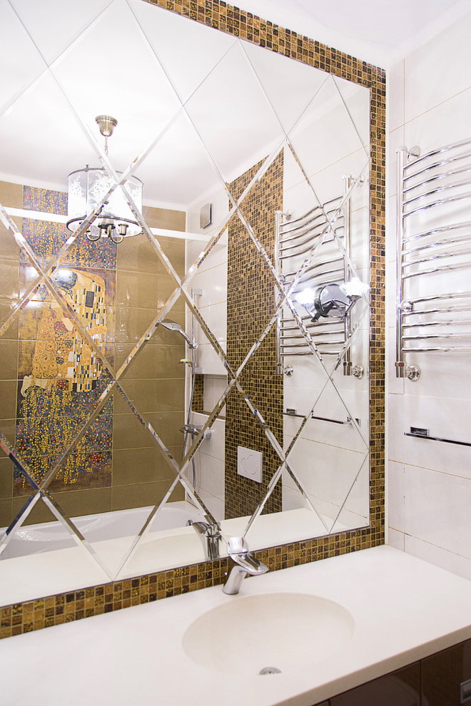 fazetové zrkadlo v interiéri kúpeľne