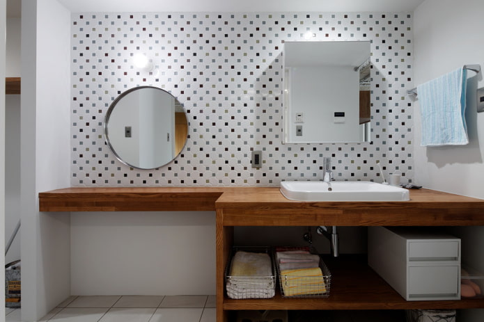 две огледала на стената в интериора на банята