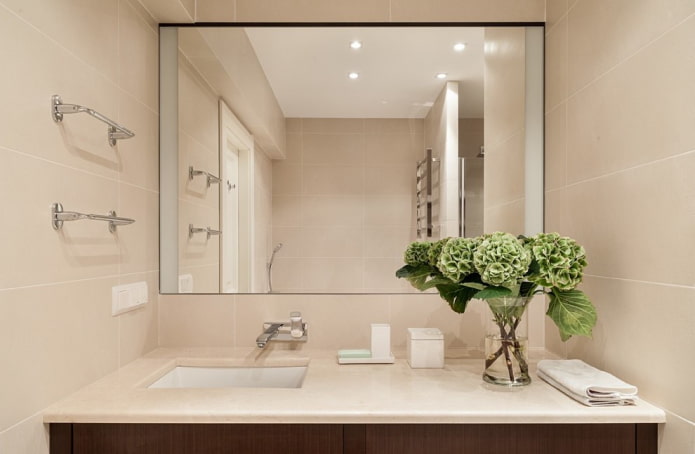rektangulär spegel i badrumsinredningen