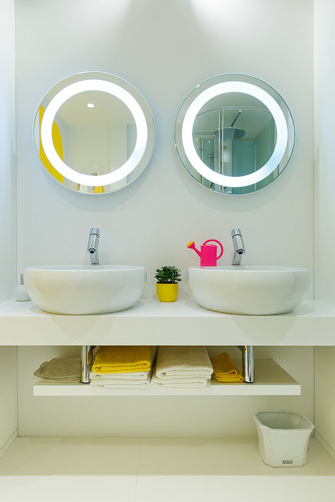 cermin dengan pencahayaan dalaman di pedalaman bilik mandi