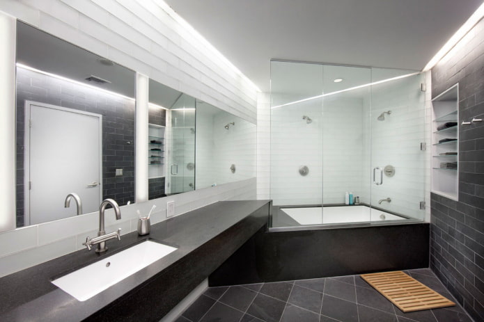 zrcadlo minimalismu v interiéru koupelny