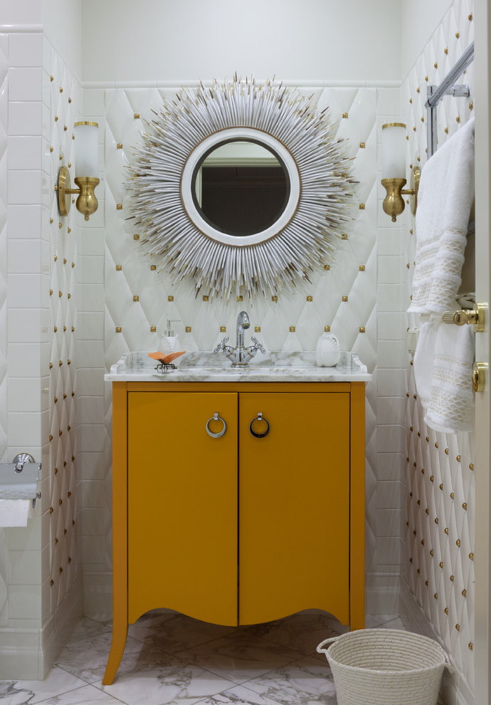 zrcadlo v bílém rámečku v interiéru koupelny