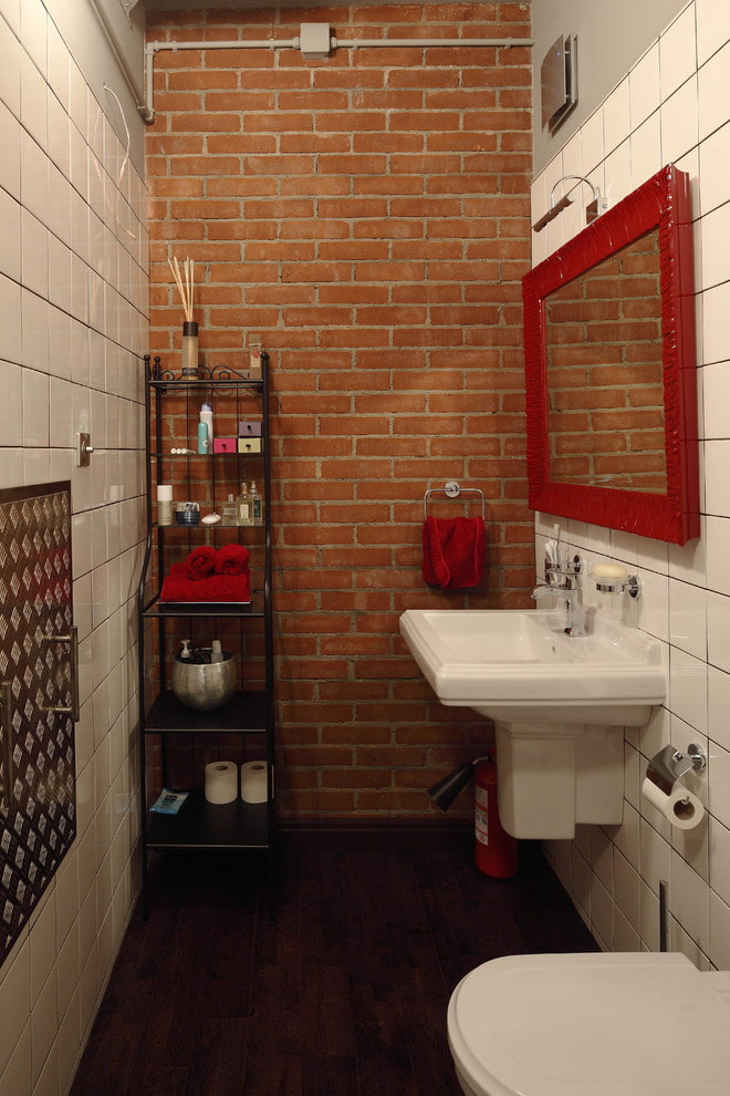 กระจกในกรอบสีแดงในการตกแต่งภายในห้องน้ำ