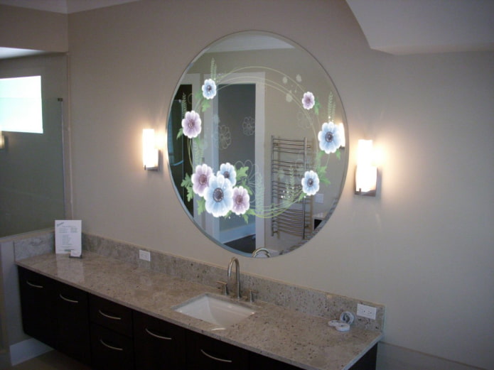 specchio con stampa fotografica all'interno del bagno