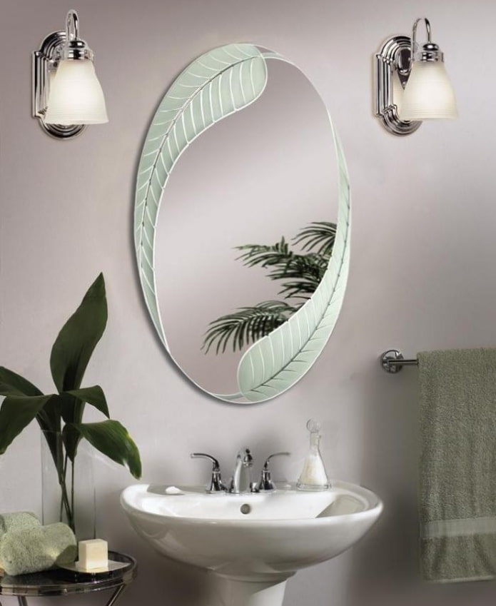 smilšu strūklas spogulis vannas istabas interjerā