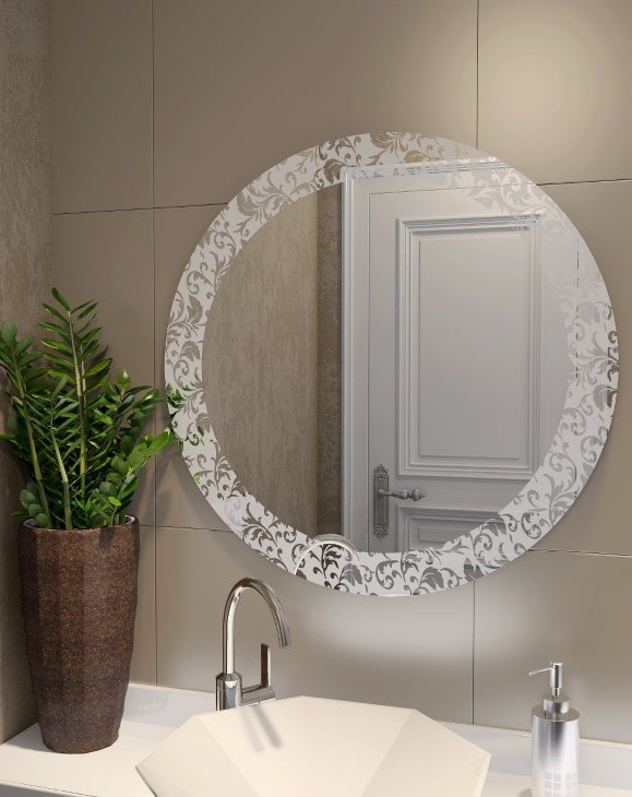 miroir sablé à l'intérieur de la salle de bain