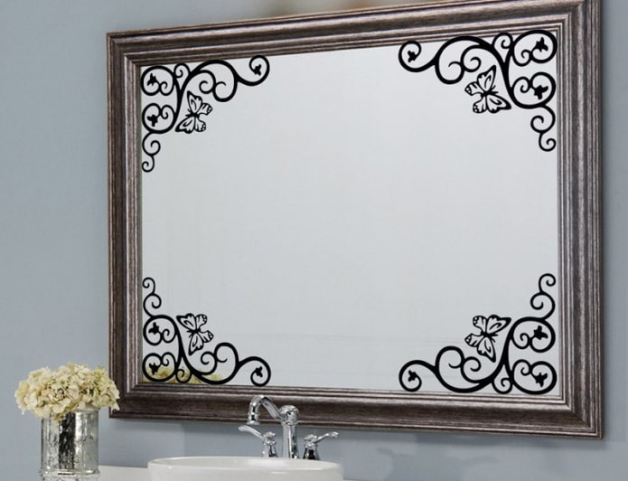miroir avec des autocollants à l'intérieur de la salle de bain