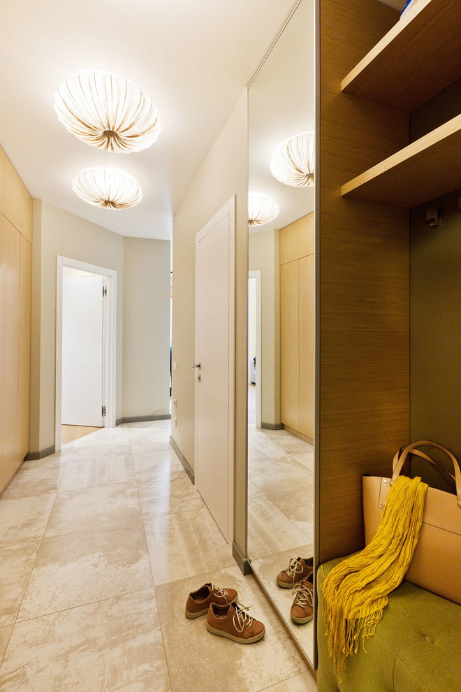 specchio incorporato nei mobili all'interno del corridoio