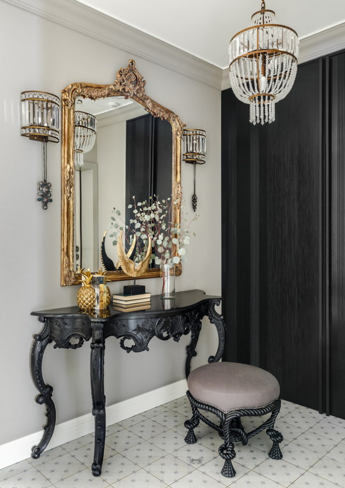 zrcadlo v kované kostře v interiéru chodby