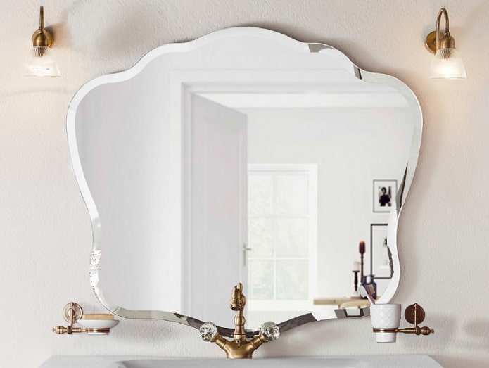 tvarované fazetové zrcadlo v interiéru