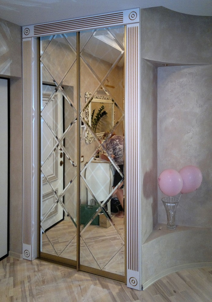 specchio sfaccettato incorporato nell'armadio all'interno