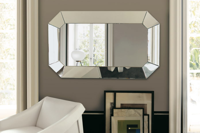produkt med spegel med dubbla fasetter i interiören