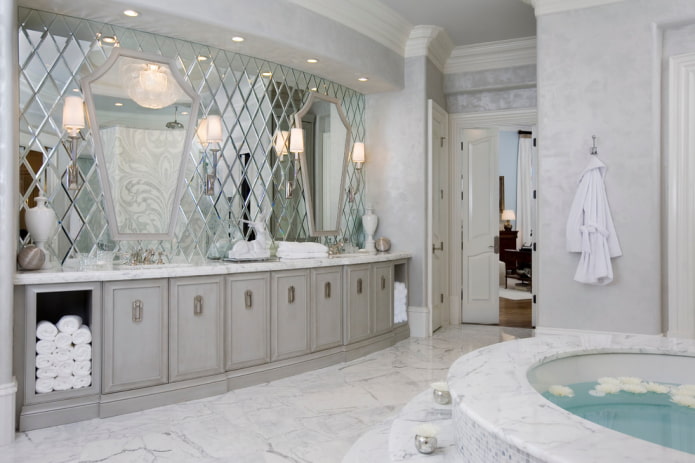 fazetované zrkadlo v interiéri kúpeľne