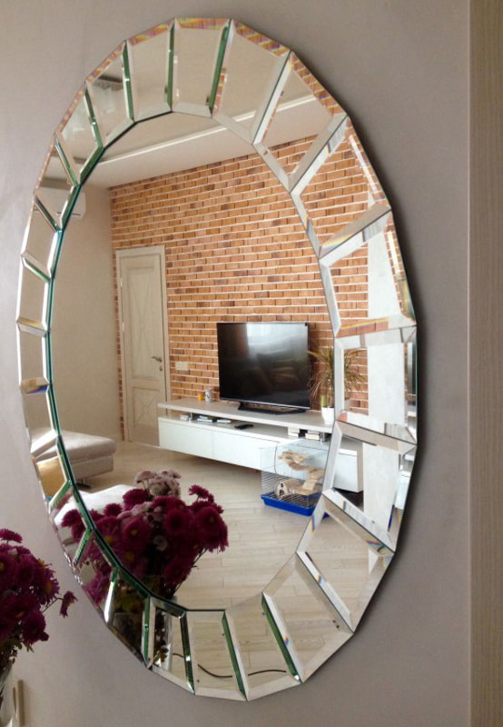 espelho oval faceta no interior