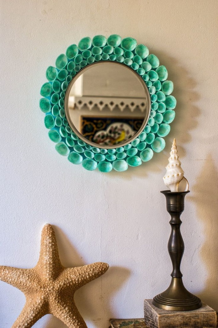 oglindă decorată cu scoici