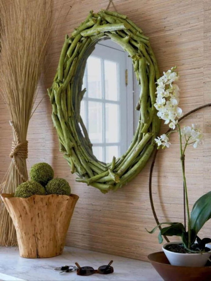 spegel dekorerad med trädgrenar