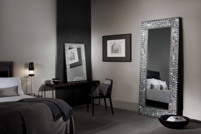 speil dekorert med rhinestones i interiøret