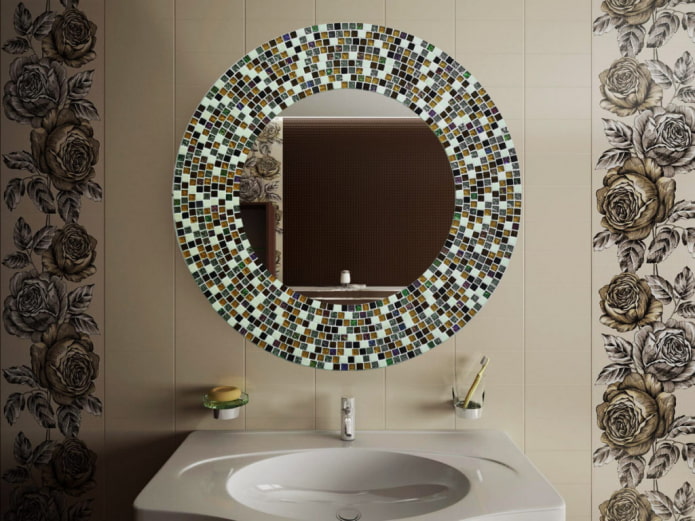 espelho de mosaico no interior
