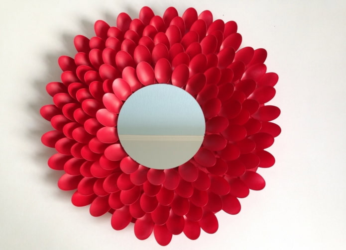 spogulis, kas dekorēts ar plastmasas karotēm