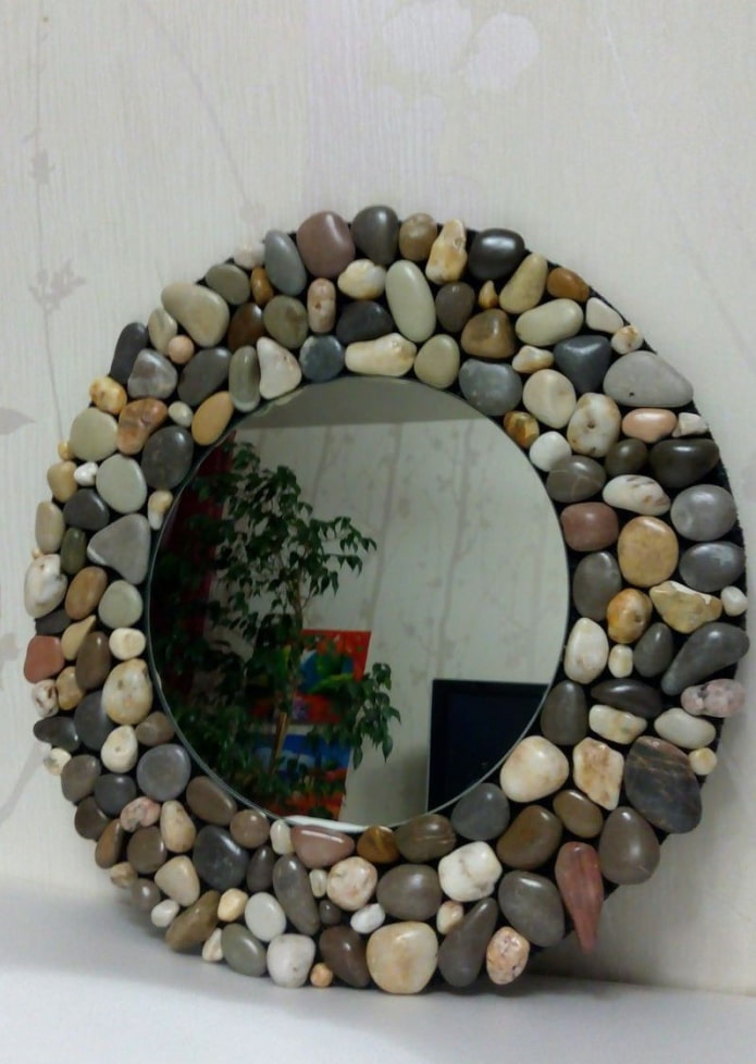 kivillä koristeltu peili