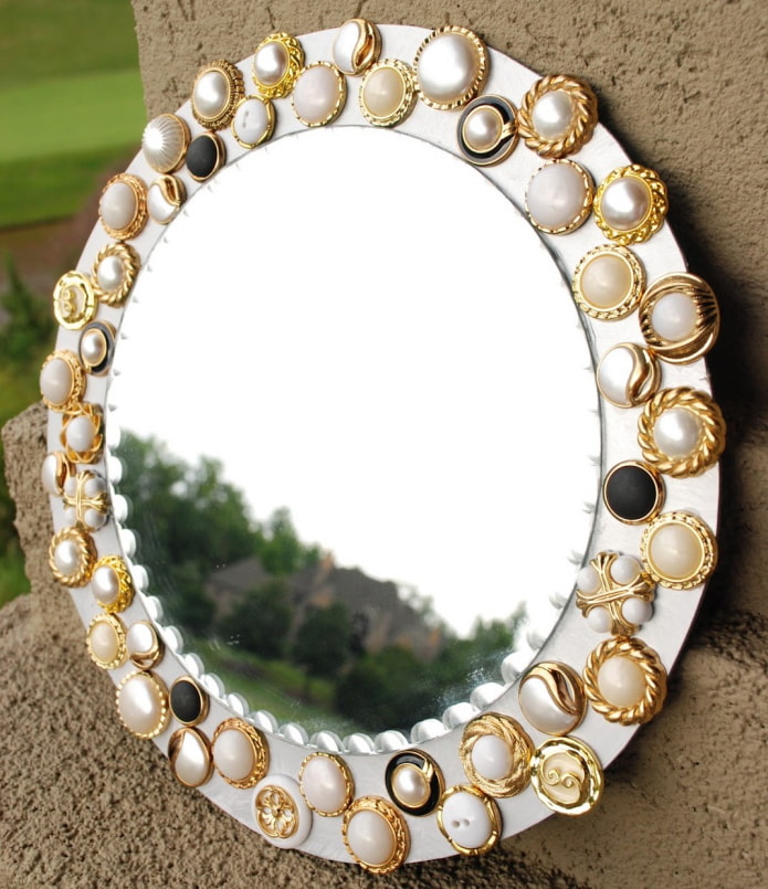 buttons decorated mirror