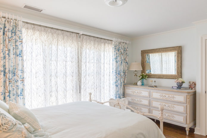 Lustro wewnętrzne sypialni w stylu prowansalskim